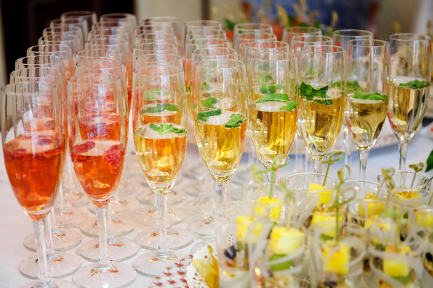 シャンパンの多くのグラス - 写真・画像