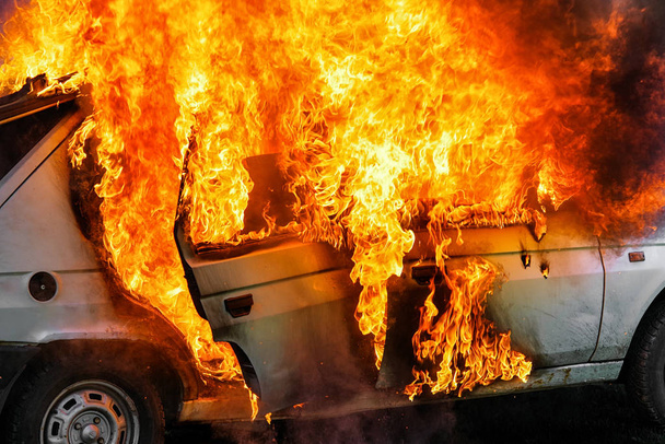 事故後車を燃焼 - 写真・画像