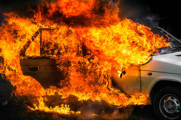 Hořící auto po nehodě - Fotografie, Obrázek