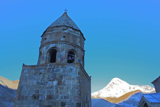 Çan kulesi Gergets Kilisesi (Tsminda Sameba) Kazbegi, Gürcistan köyü yakınlarında - Fotoğraf, Görsel