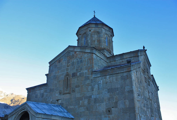 Gergets kostel (Tsminda Sameba) poblíž vesnice Kazbegi, Gruzie - Fotografie, Obrázek