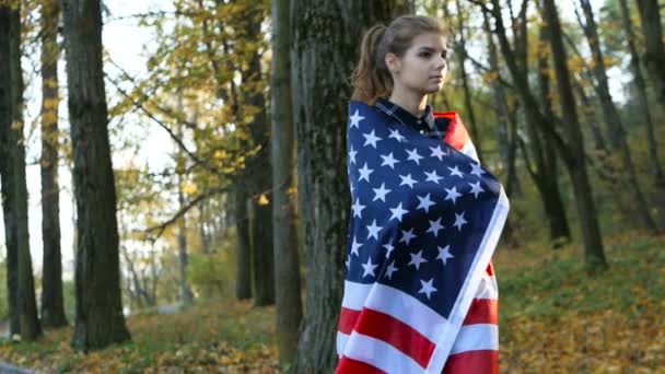 米国の愛国的な誇りに思って美しい若い女性は、フラグを星条旗。自由と記念のコンセプト - 映像、動画