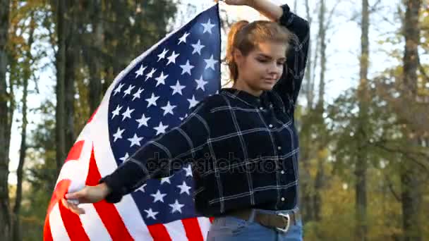 米国の愛国的な誇りに思って美しい若い女性は、フラグを星条旗。自由と記念のコンセプト - 映像、動画