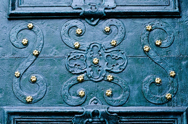 fundo em relevo portal verde-azul metálico com detalhes barrocos e com botões e flores de metal ouro
 - Foto, Imagem