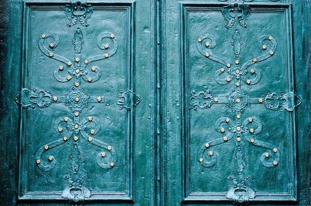 reliëf metallic groen-blauw portal achtergrond met barokke details en knoppen en metalen gouden bloemen - Foto, afbeelding