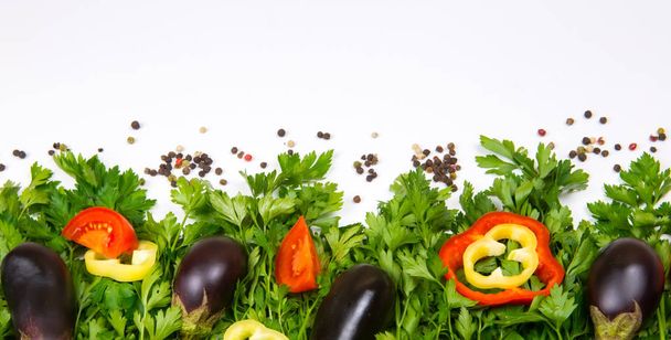 Peterselie op een witte achtergrond, de groenten en de Groenen op een witte achtergrond, een achtergrond van groenten - Foto, afbeelding