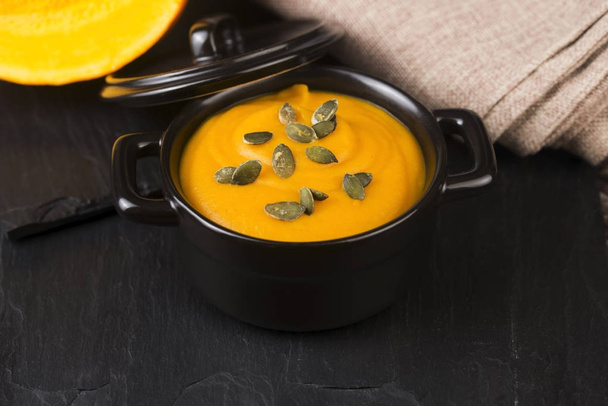 Sopa de calabaza y zanahoria con semillas
 - Foto, Imagen