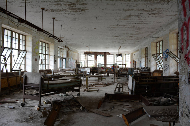 Habitación en un edificio del hospital abandonado
 - Foto, imagen