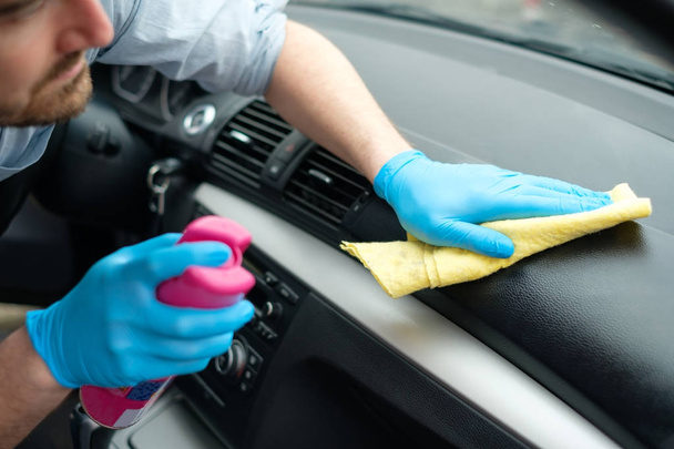 Man cleaning his car interiors - Foto, afbeelding