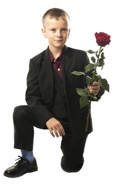A vörös rózsa fiú. A fiatalember megkülönböztető szám egy sötét  - Fotó, kép