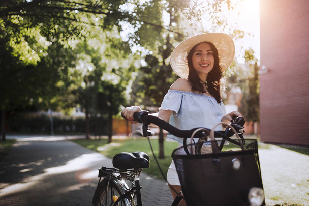 Portret van mooie vrouw genieten van tijd op fiets - Foto, afbeelding