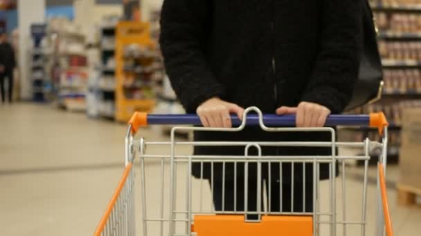 Closeup of woman with shopping cart. - Filmagem, Vídeo