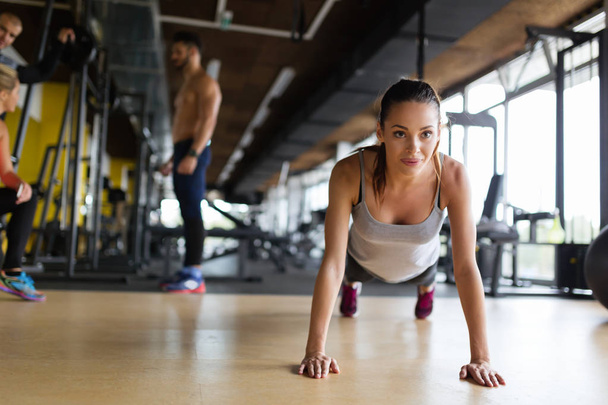 Young beautiful woman doing stamina exercises in gym - Foto, Imagen