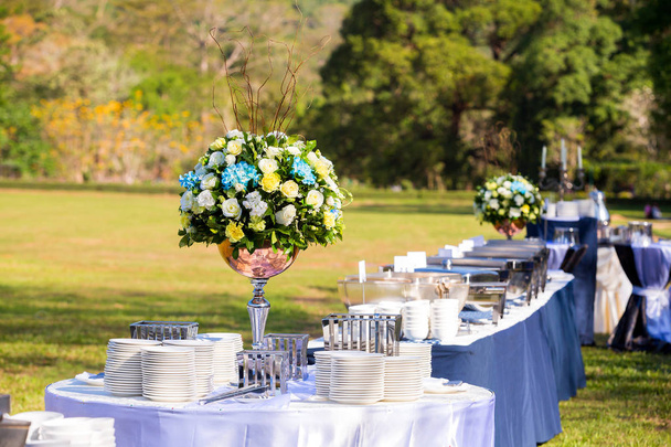 Розкішне весілля Красиві квіти на столі
 - Фото, зображення