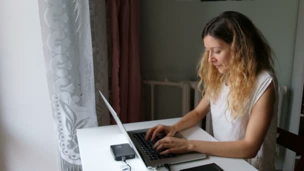 Giovane ragazza attraente un libero professionista che lavora da casa per il suo computer moderno, stanco e sbadigliare, e vuole rilassarsi
 - Filmati, video