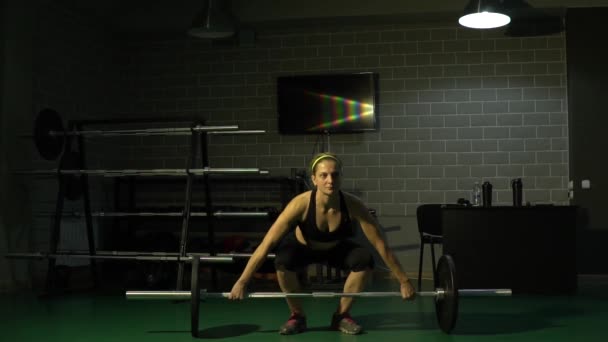 A strong girl makes a snatch of a bar in the gym. Slow motion - Πλάνα, βίντεο