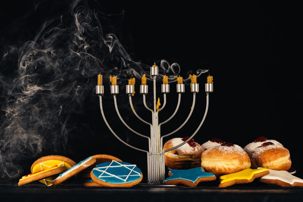 menorah e doces para a celebração hanukkah
 - Foto, Imagem