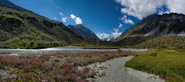 Το καλοκαίρι στους ποταμούς των βουνών Αλτάι - Φωτογραφία, εικόνα
