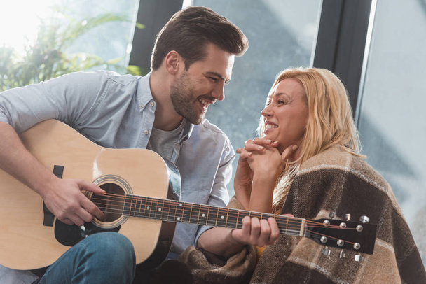 man playing guitar for girlfriend - Φωτογραφία, εικόνα
