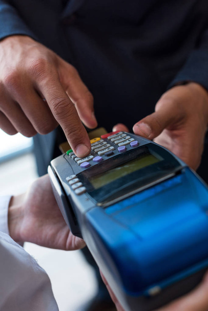 payment by credit card and terminal - 写真・画像