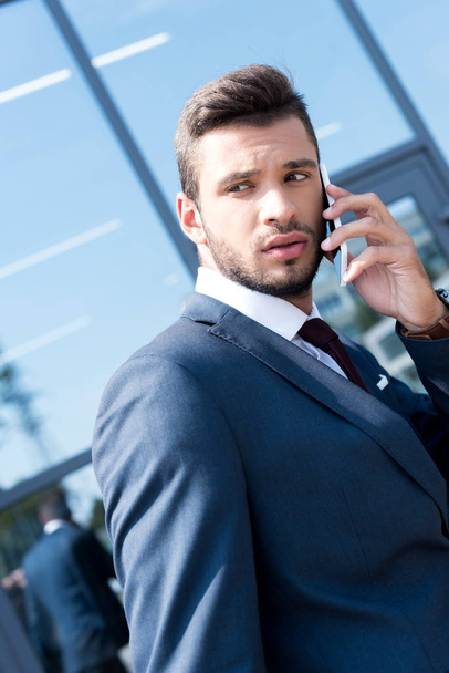 businessman using smartphone - Zdjęcie, obraz