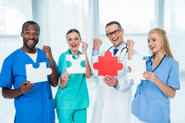 Ärzte halten Puzzleteile in der Hand - Foto, Bild