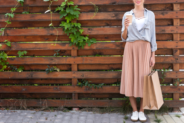 Dziewczyna z kawa na wynos i torby na zakupy - Zdjęcie, obraz