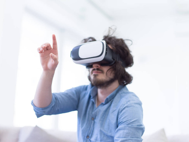 man getting experience using VR  - Fotografie, Obrázek