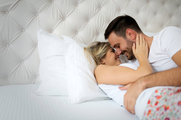 man and woman kissing on bed - Valokuva, kuva