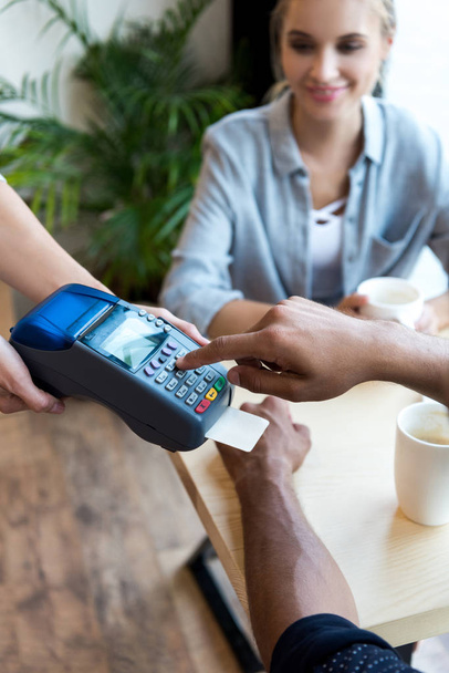 payment by credit card and terminal - Foto, imagen