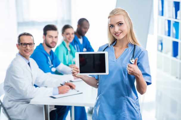 enfermera con la tableta mostrando el pulgar hacia arriba
 - Foto, Imagen