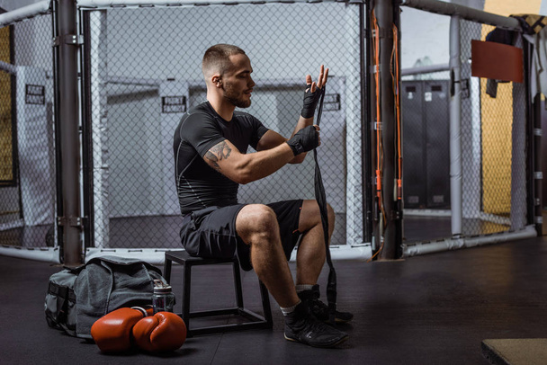 Boxer wickelt Hände mit Bandagen - Foto, Bild