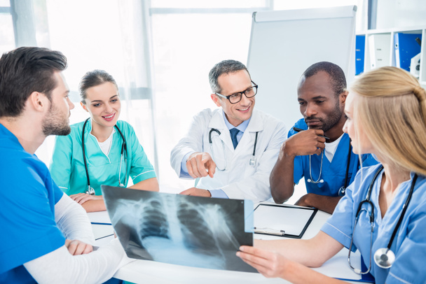 Ärzteteam diskutiert Röntgenuntersuchung - Foto, Bild