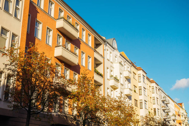 casas fachadas vermelhas e amarelas em uma fileira em berlin, friedrichshain
 - Foto, Imagem