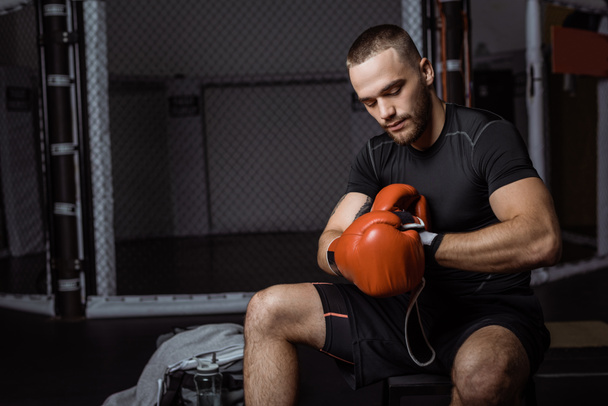 muscular sportsman in boxing gloves - Foto, Bild