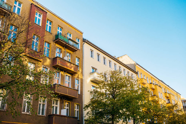 kleurrijk beeld van huizen in een straat bij friedrichshain, Berlijn - Foto, afbeelding