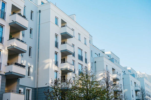 belles maisons immobilières modernes avec façade blanche
 - Photo, image