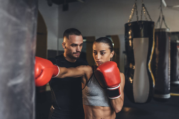 тренер и женщина-боксер
 - Фото, изображение