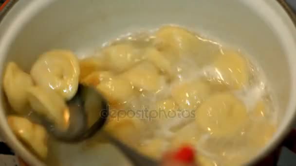 Ζυμαρικών μαγείρεμα σε βραστό νερό. Ζυμαρικά και κρέας σε ένα τηγάνι - Πλάνα, βίντεο