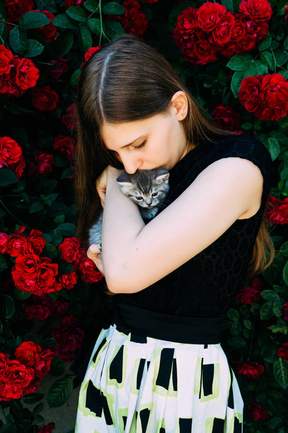 Dívka s britským šedé kotě na ruce - Fotografie, Obrázek