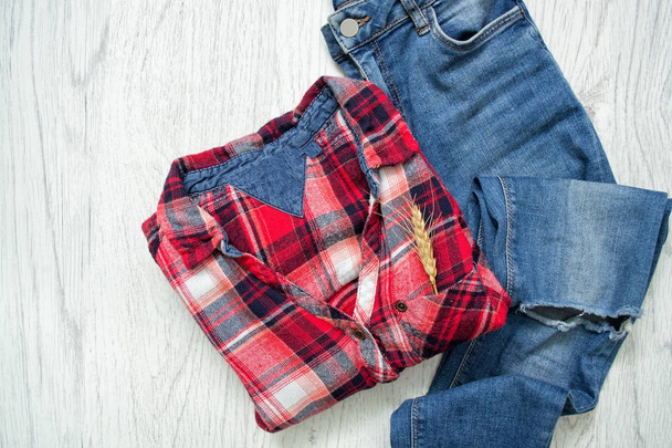 Kostkovanou košili a džínách. Módní pojem - Fotografie, Obrázek
