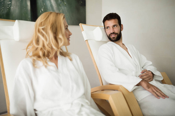 nő és férfi pihentető wellness-központ - Fotó, kép
