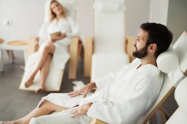 woman and handsome man relaxing in spa center - Foto, imagen