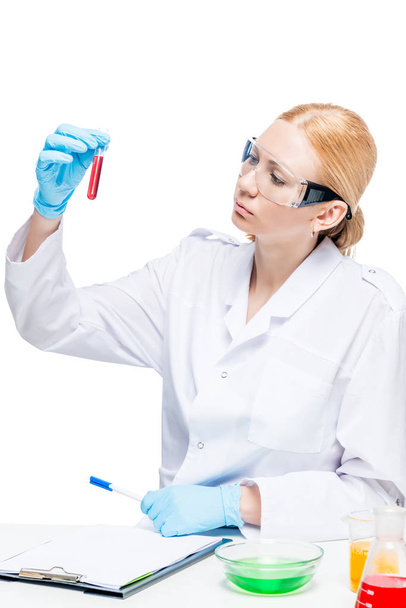 Linda assistente de laboratório feminino com tubos de ensaio posando em b branco
 - Foto, Imagem