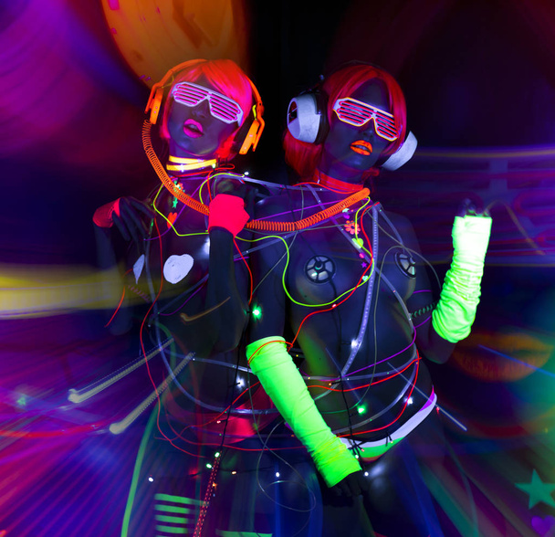 свечение UV неон сексуальное дискотека женщина кибер-кукла
 - Фото, изображение