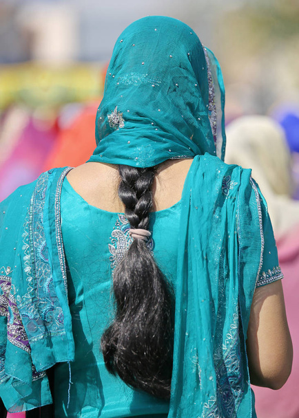 grüner Schleier einer Indianerin mit schwarzem Haar und Zopf - Foto, Bild