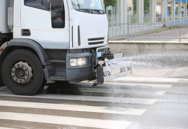 IG φορτηγών για τον καθαρισμό τους δρόμους της πόλης - Φωτογραφία, εικόνα