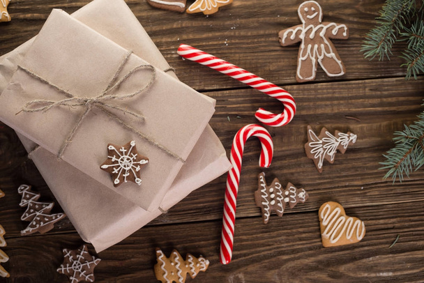 Christmas cookie i cukierki na drewno, żywność widok z góry - Zdjęcie, obraz