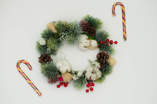 Christmas wreath on paper background - Foto, imagen