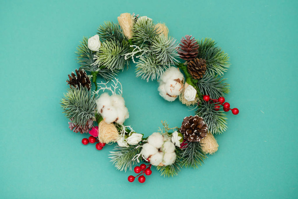 Christmas wreath on paper background - Foto, afbeelding